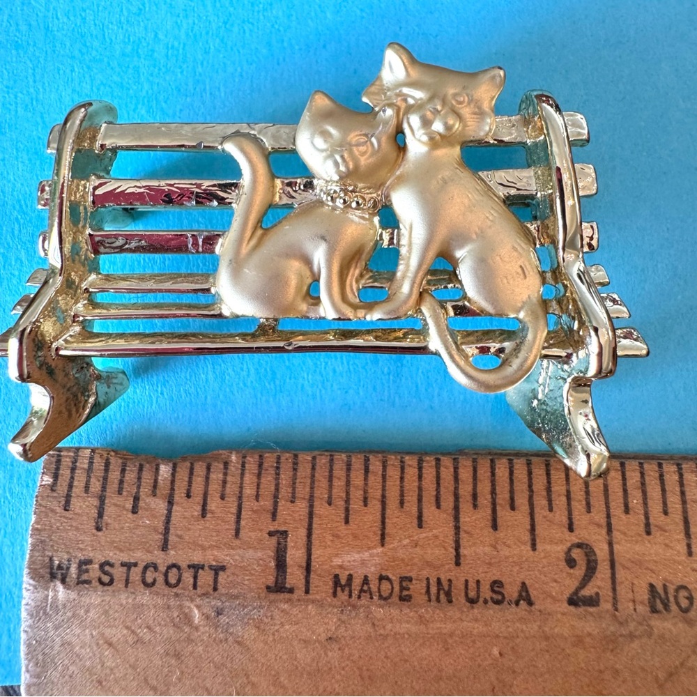 AJC CAT COUPLE In Love & Snuggling on a Park Bench Brushed Goldtone Brooch Pin - Picture 4 of 4
